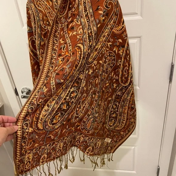 Pashmina with Fringes. Paisley. Multicolor
